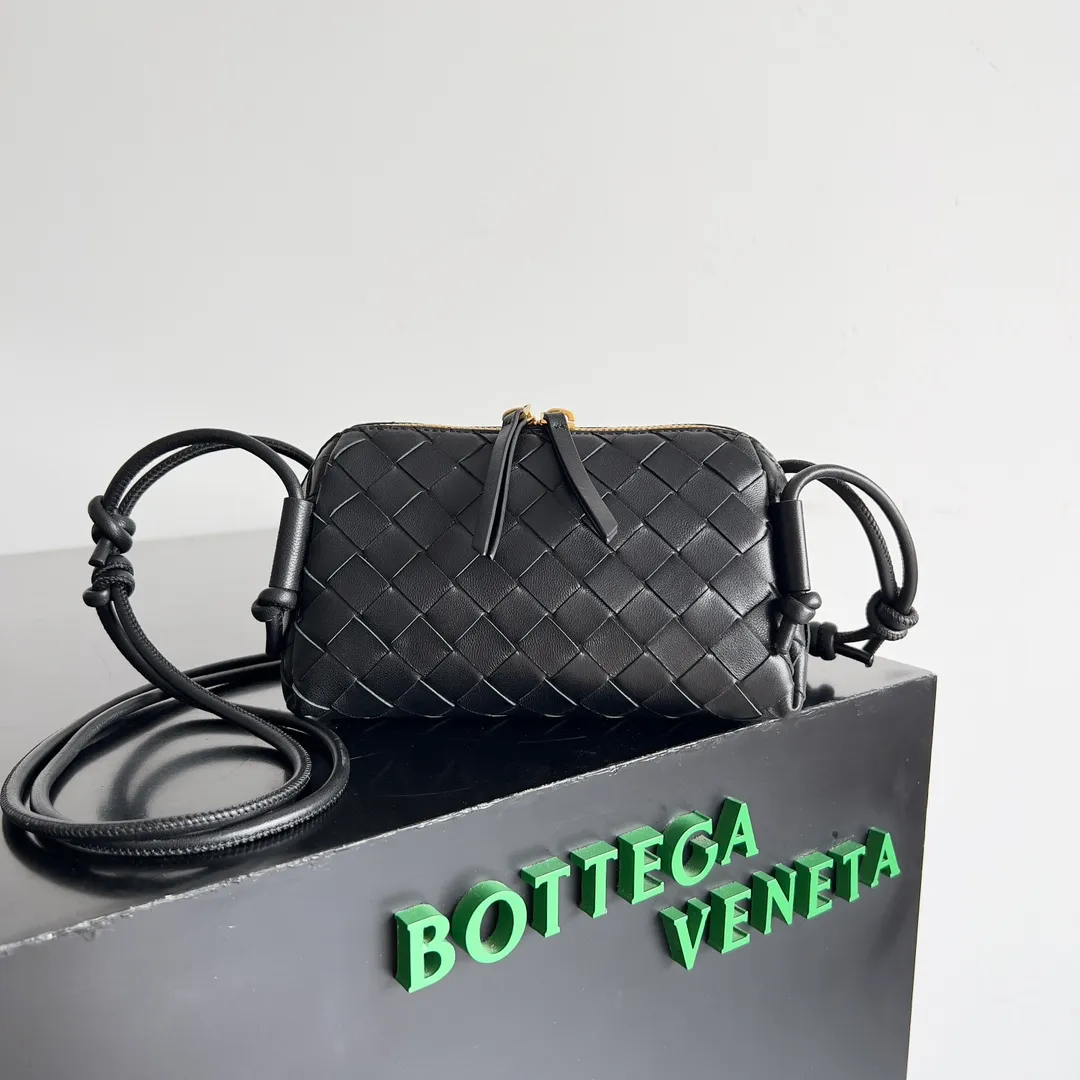 Batch 1260 BV new mini bag ceiling Bottegaveneta new Concert Pouch bag is small and has a large capacity. It can hold a Pro max mobile phone. The shoulder strap is adjustable for cross-body carry. It is very cost-effective when carried on one shoulder. The latest small bag in autumn has a lot of capacity. It can hold 4 short clips. I also tried it and it can hold one of my fists. It is cute, the capacity is touching and the length of the shoulder strap is adjustable for daily commuting. Full score 10 #bv woven bag Style number: 794258 Size: 18.5*11.5*8.5cm
